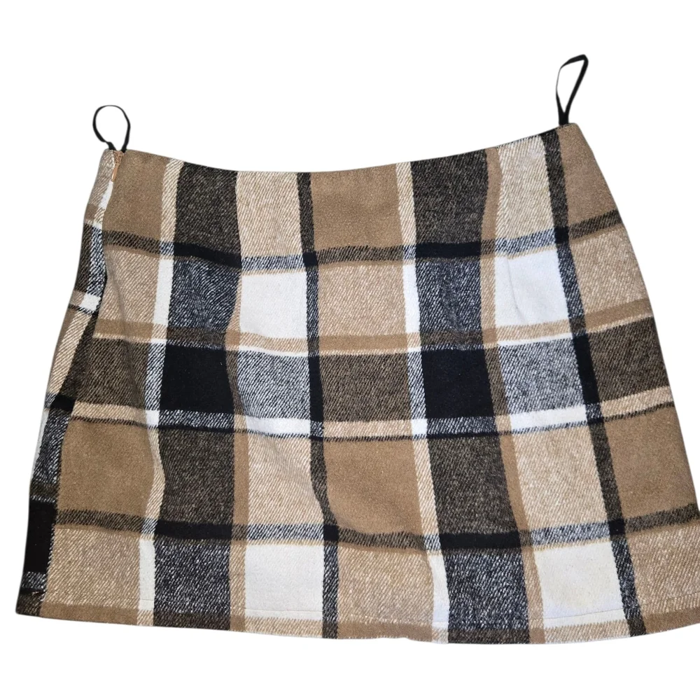 Chic Plaid Mini Skirt in Tan and Black - Picture 3 of 4